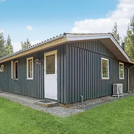 3 Bedroom Lovely In Holiday home